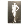 Sepia vintage foto in passe-partout van vrouw met cloche-hoed in studiodecor