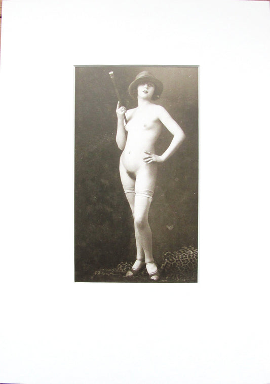 Sepia vintage foto in passe-partout van vrouw met cloche-hoed in studiodecor