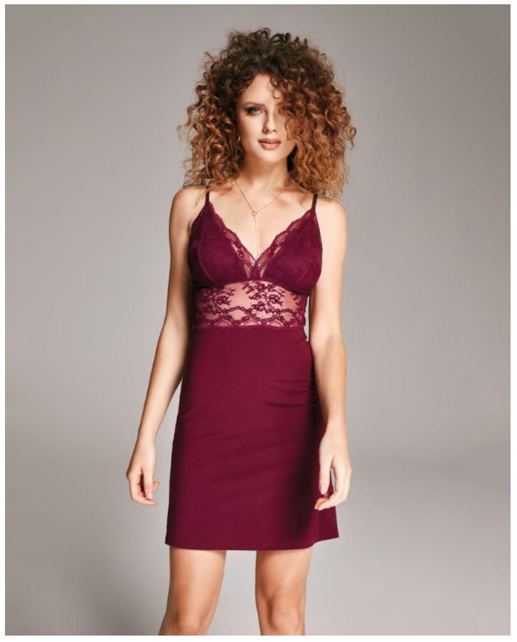 Zijaanzicht paars Vanilla nachtjurkje maat M, toont de gracieuse pasvorm en elegante silhouet