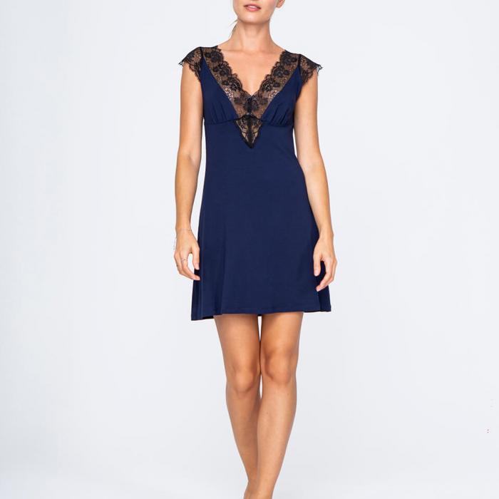 Betoverende chemise in donkerblauw met diepe V-hals en bloementkant, voorzijde