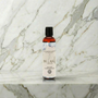 Intimate Earth Velvet siliconen glijmiddel 120ml fles met elegante zwarte pompkop op witte achtergrond