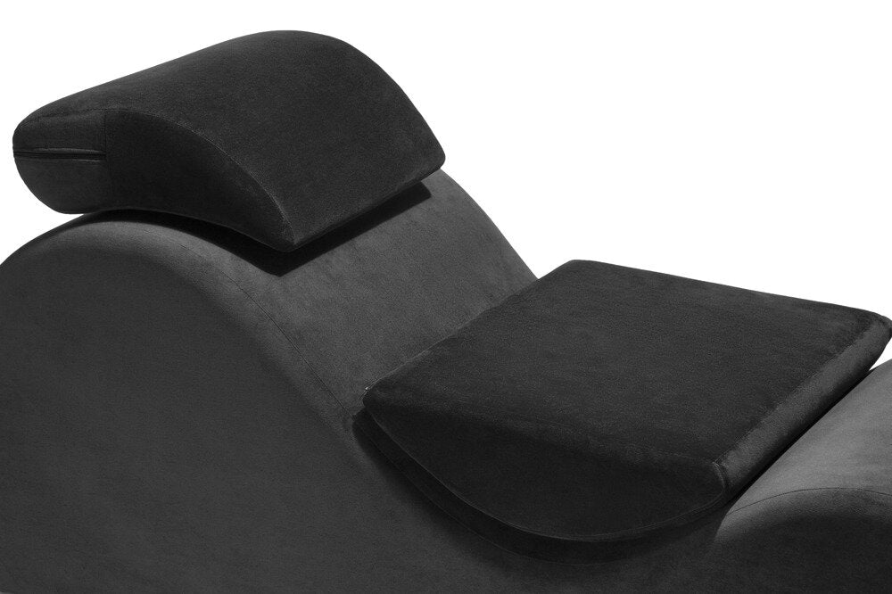 Close-up van de hoofdsteun en het halfronde kussen op de zwarte Liberator Esse Lounger