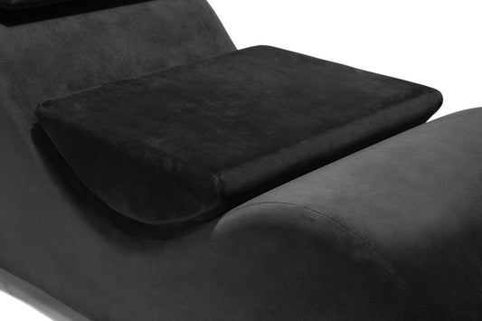 Close-up van het losse halfronde kussen op de zwarte Liberator Esse Lounger