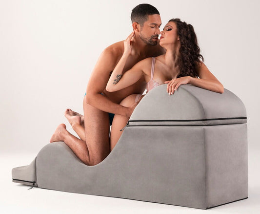 Stel op de uitgeklapte Liberator Aria Flip Chaise, leunend over de hoge kant