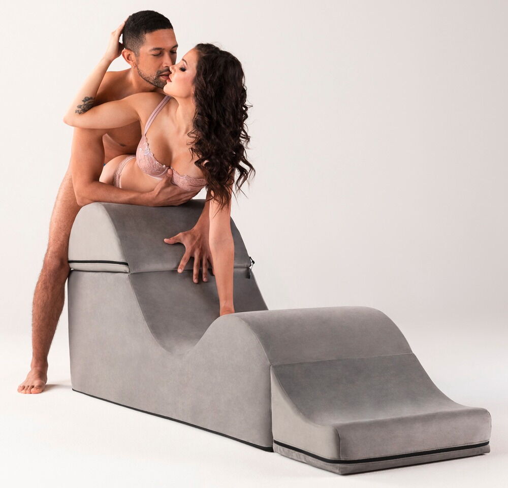 Stel op de Liberator Aria Flip Chaise, zij leunt over de rugleuning