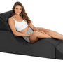 Vrouw ligt achterover op de uitgeklapte Liberator Super Aria Flip Chaise met een los kussentje onder haar hoofd