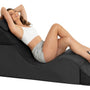 Vrouw leunt ontspannen achterover in de golf van de Liberator Super Aria Flip Chaise
