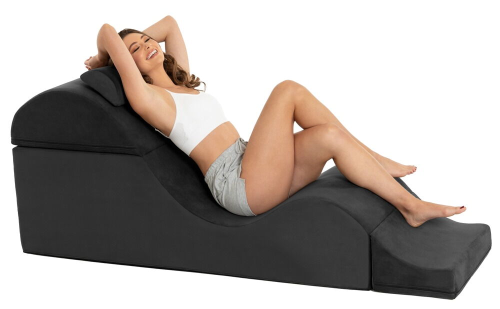 Vrouw leunt ontspannen achterover in de golf van de Liberator Super Aria Flip Chaise