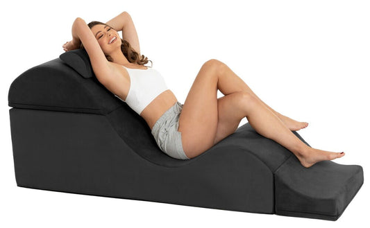 Vrouw leunt ontspannen achterover in de golf van de Liberator Super Aria Flip Chaise