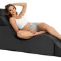 Vrouw ligt op haar zij in de kuil van de Liberator Super Aria Flip Chaise van 56 cm breed