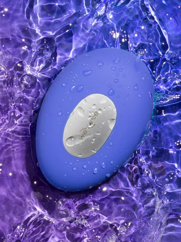 Sfeerbeeld: blauwe We-Vibe Temp met druppels in paarsblauw water