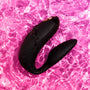 We-Vibe Chorus Pro in zwart getoond vanuit zijaanzicht met ergonomische vormgeving
