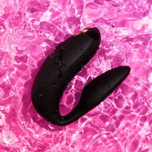 We-Vibe Chorus Pro in zwart getoond vanuit zijaanzicht met ergonomische vormgeving