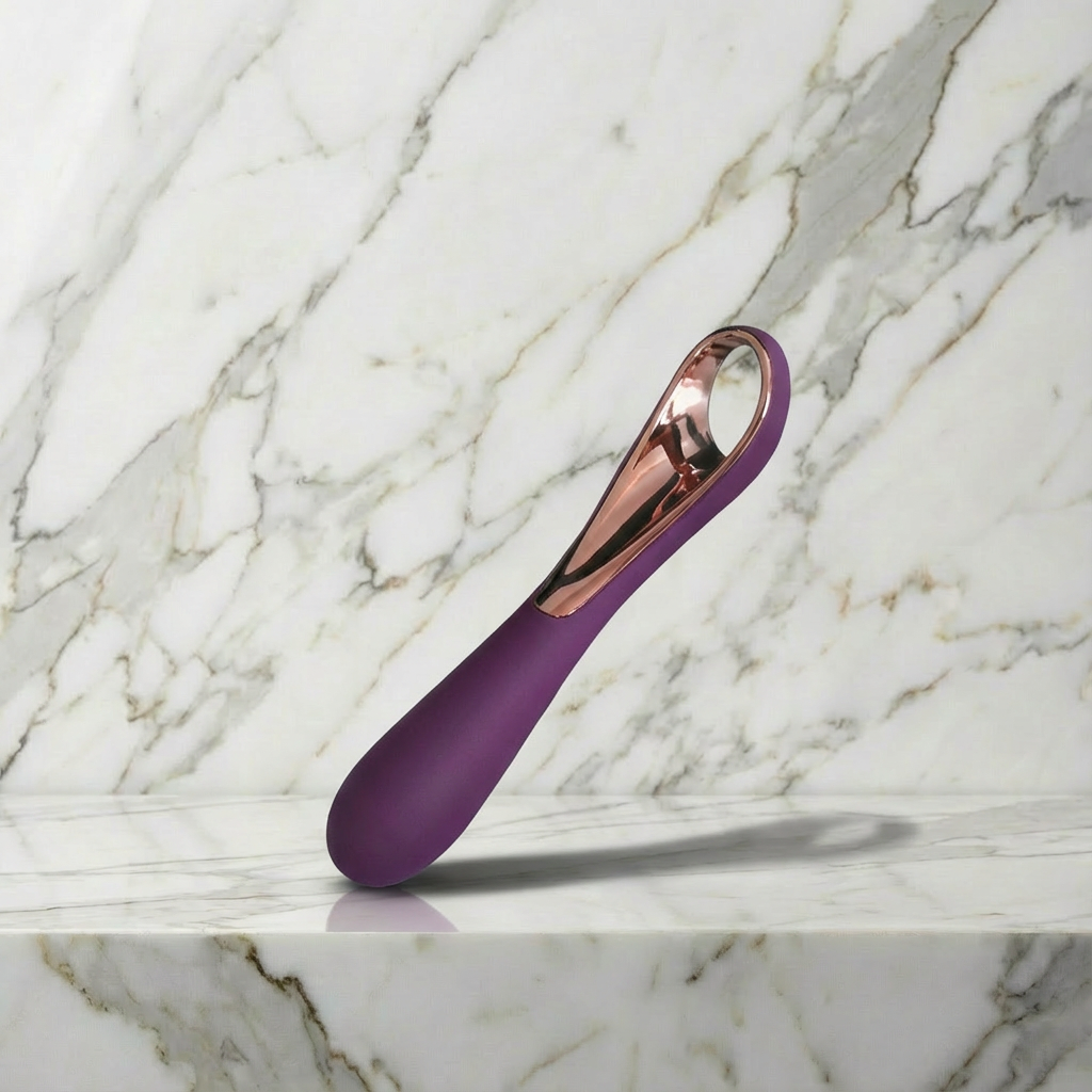 Mila vibrator op een marmeren plank, paars met roségouden handvat