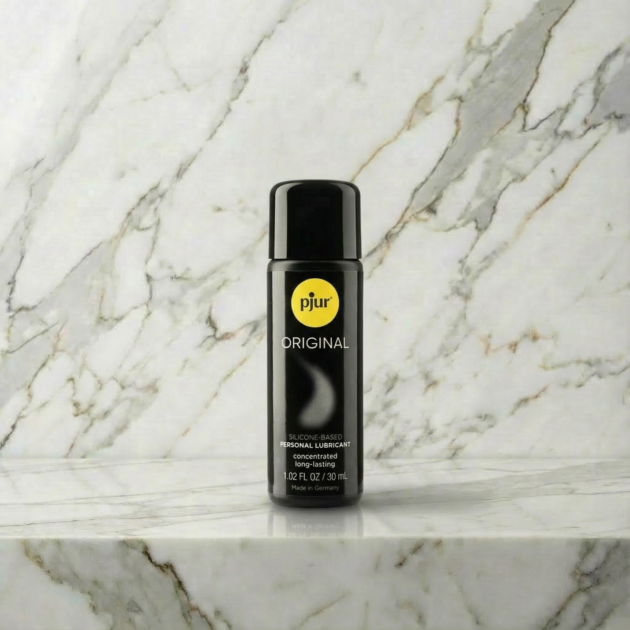 Zwarte pjur Original siliconenbasis glijmiddel 30 ml op marmeren plank tegen marmeren achtergrond