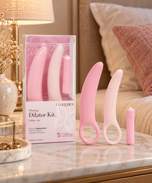 Verpakking van de dilatorset met vibraties naast de twee roze dilators en de bulletvibrator, op een marmeren nachtkastje