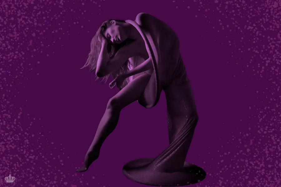 Persoon die embodiment oefeningen doet als verbinding tussen lichaam en seksuele zelfbeleving in een rustige omgeving