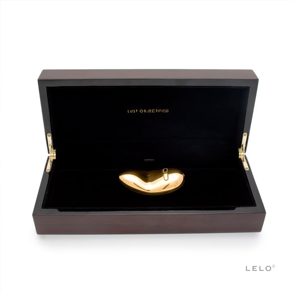 Gouden LELO vibrator in luxe donkerbruine houten geschenkdoos met zwart fluwelen binnenkant
