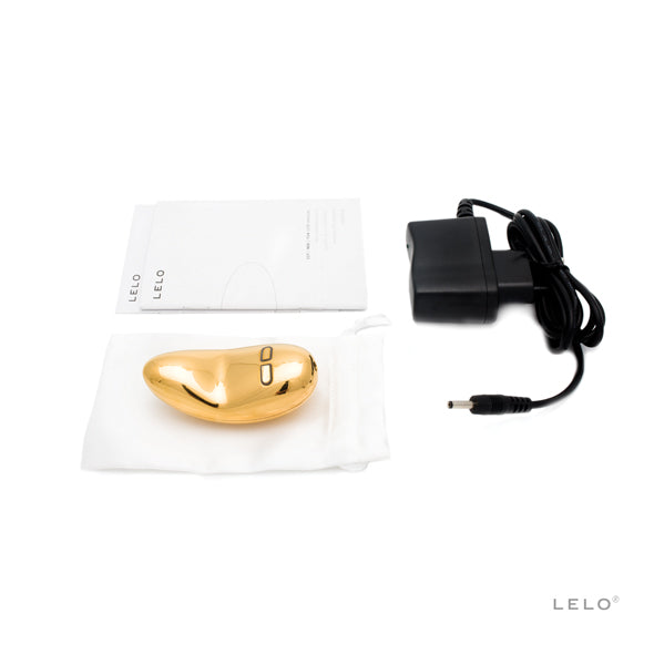Gouden LELO vibrator met bijgeleverde accessoires: oplader, opbergzakje en handleiding