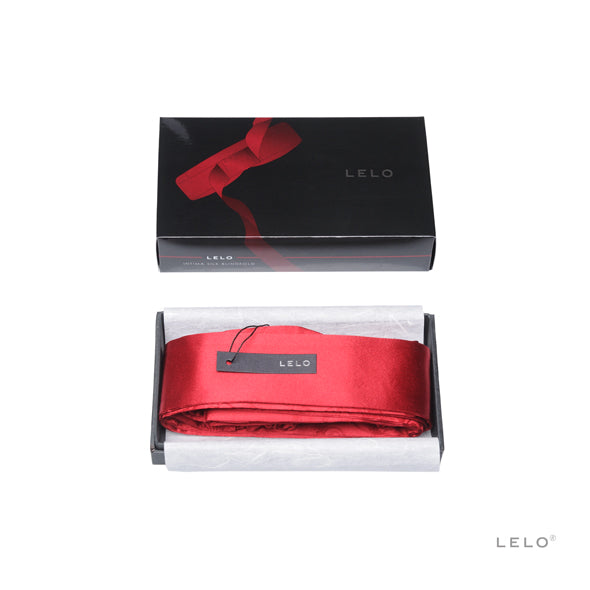 Rode zijden blinddoek Intima Silk in de zwarte geschenkdoos met wit vloeipapier, Lelo