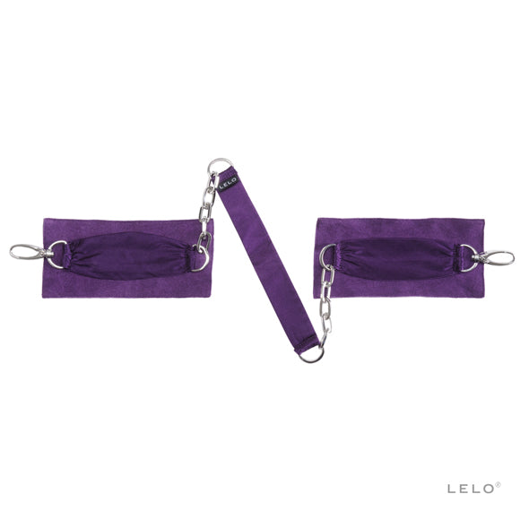 Lelo Sutra Chainlink boeien in paars suède met zilveren ketting op witte achtergrond