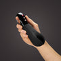 Fun Factory Manta zwarte stimulator vastgehouden in een hand