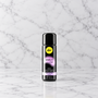 Zwart flesje anaal glijmiddel Analyse Me van 30 ml op een marmeren plank, Pjur