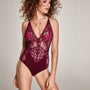 Bordeauxrode kanten body met bloemendetail en diep decollete, pikante lingerie
