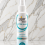 Sprayfles pjur med After Shave in de oude verpakking met blauwe band op marmer