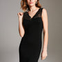 Elegant zwart nachtjurkje met kanten V-hals en brede schouderbanden tot kniehoogte