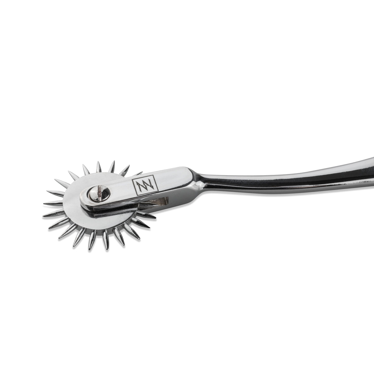 Close-up zilverkleurig metalen Wartenberg wiel met scherpe pinnen, BDSM sensorisch speeltje