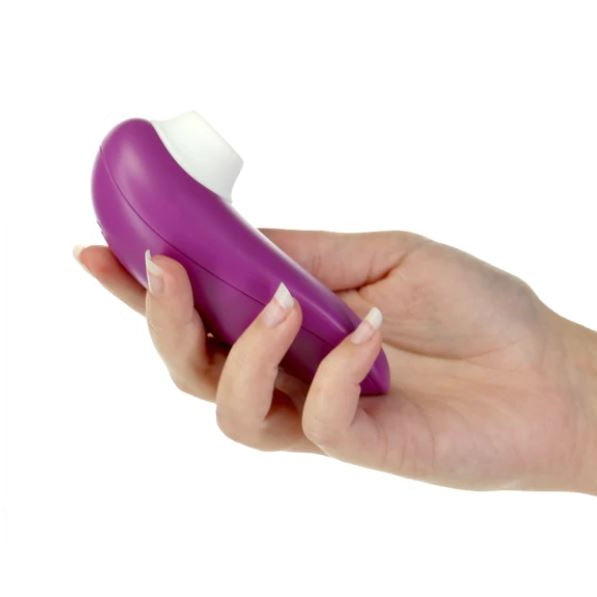 Paarse Starlet 3 in een hand, zo ziet u hoe klein deze luchtdruk vibrator is