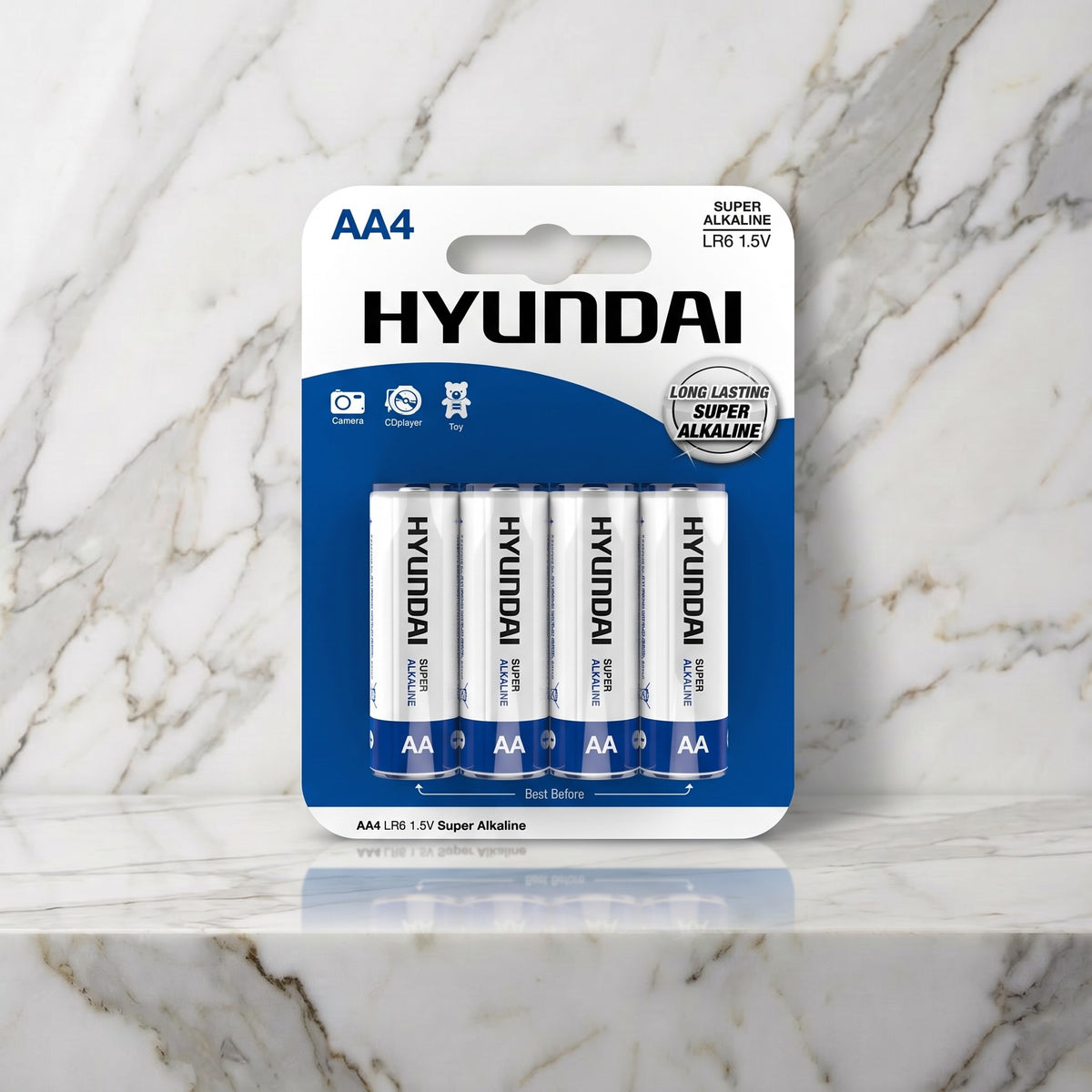 Blisterkaart met vier AA-batterijen op een marmeren plank, Super Alkaline van Hyundai