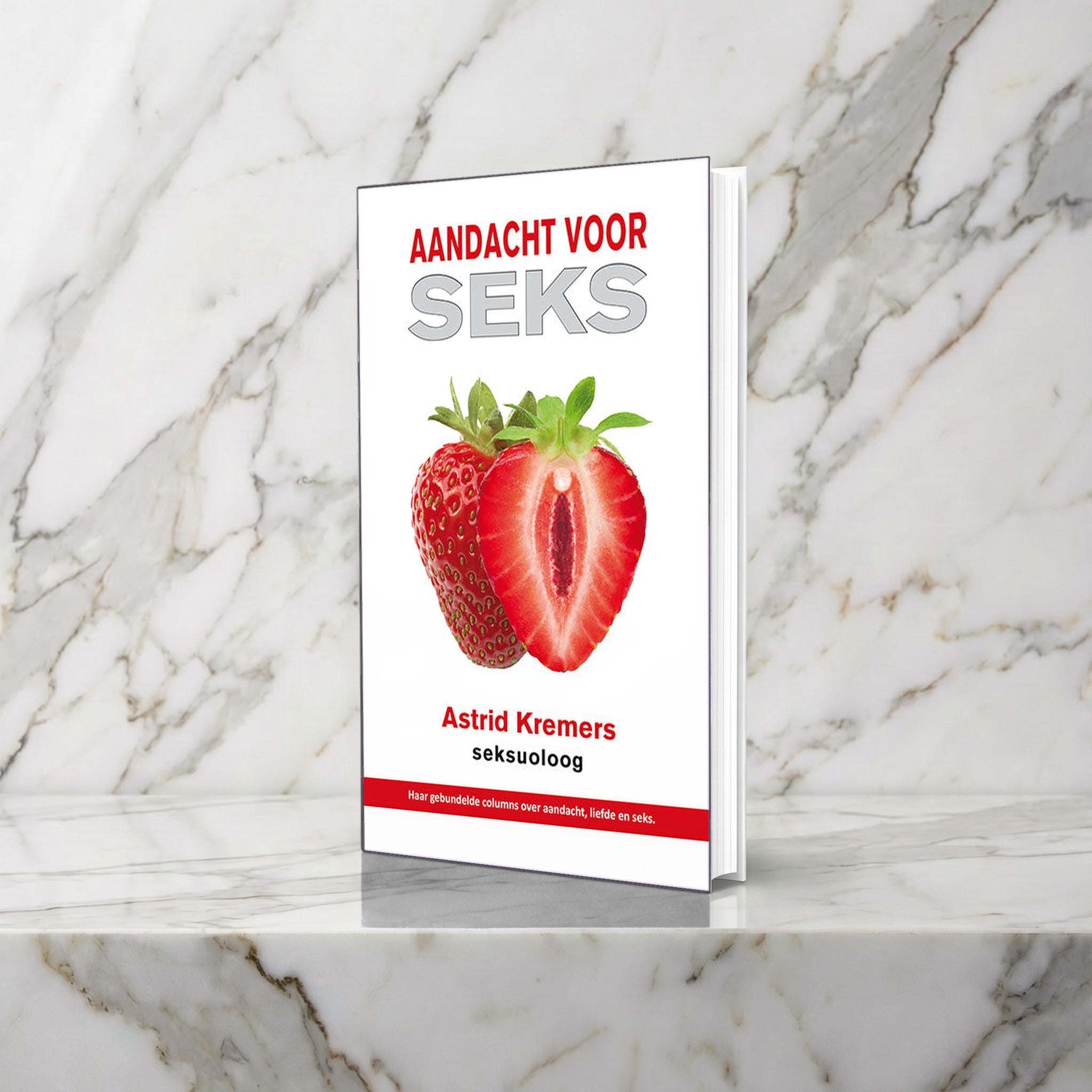 Boek Aandacht voor seks rechtop op een marmeren plank, columns van seksuoloog Astrid Kremers