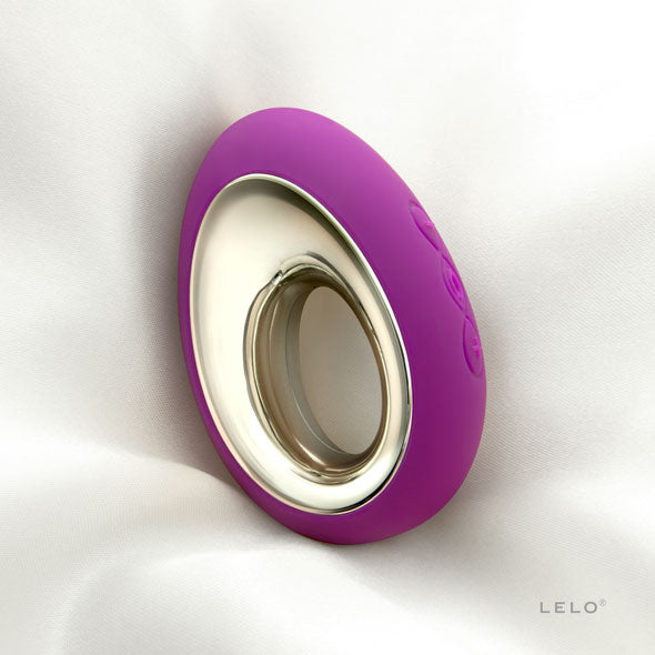 Paarse LELO Alia vibrator op witte zijden stof met eivormig ontwerp
