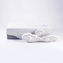 Witte Sky Alto rabbit vibrator met wolkenvormig design en gouden kruldetails, naast elegante AVE verpakking