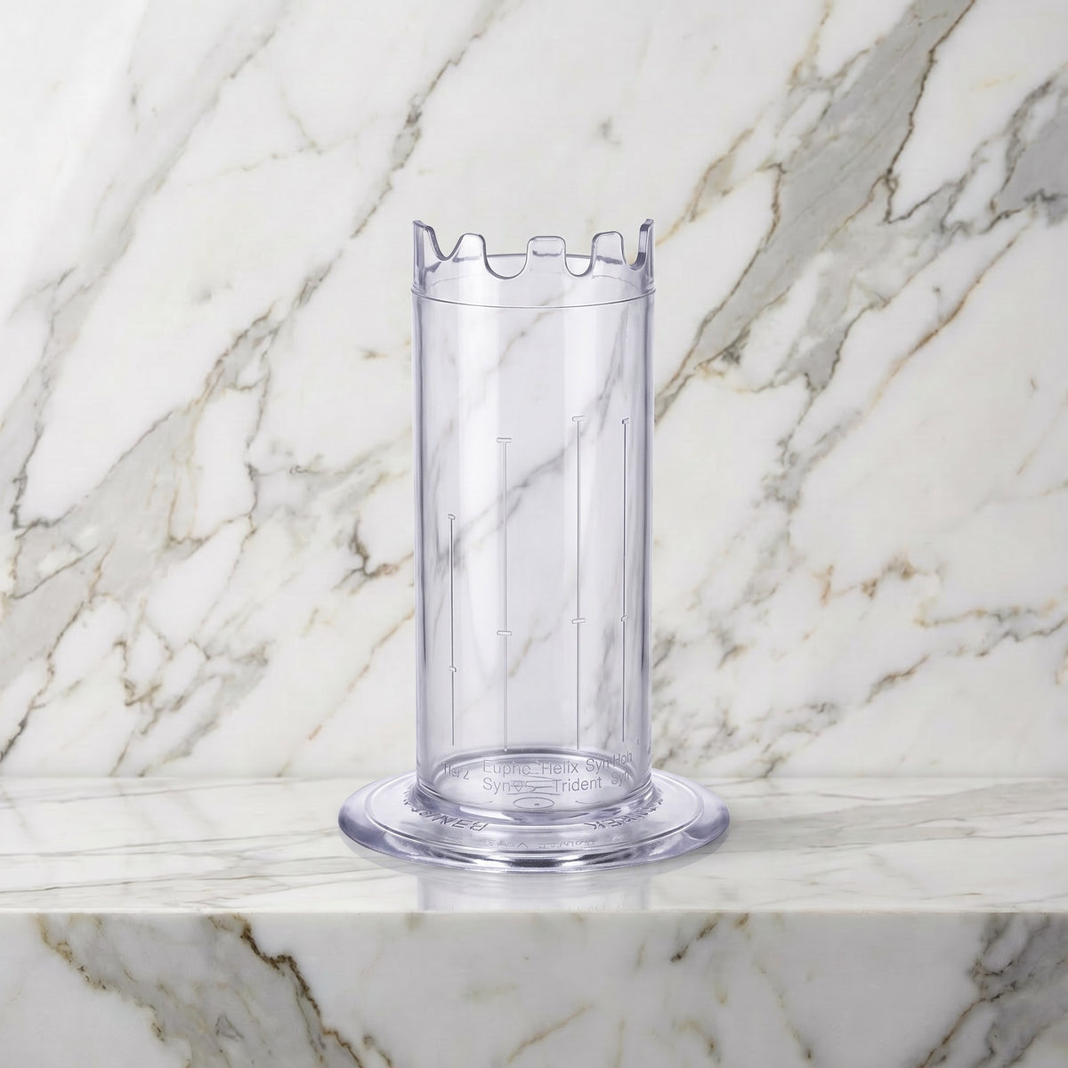 Aneros Soaker rechtop op een marmeren plank, doorzichtige weekbeker met ronde voet, van Aneros
