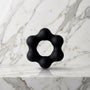 Zwarte Beaded Pleasure Ring cockring met zes balletjes rechtop op een marmeren plank