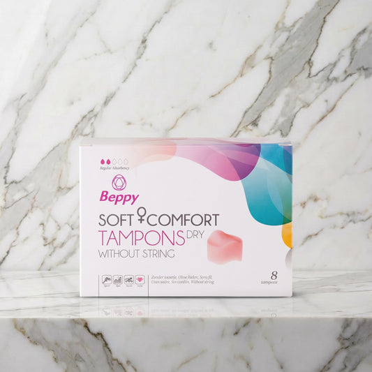 Doosje Beppy Soft Comfort Dry tampons zonder touwtje, 8 stuks, op een marmeren plank