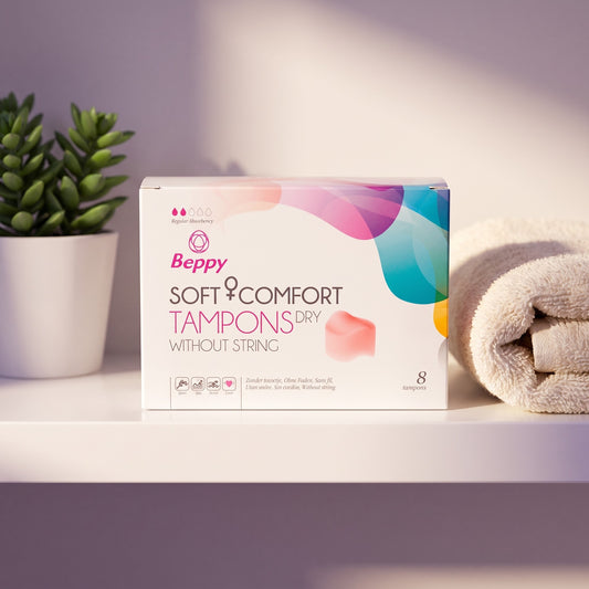 Sfeerbeeld: doosje Beppy Soft Comfort Dry tampons op een badkamerplank naast een handdoek