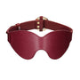Bordeauxrode leren BDSM blinddoek met verstelbare riem en goudkleurige metalen gesp, vooraanzicht