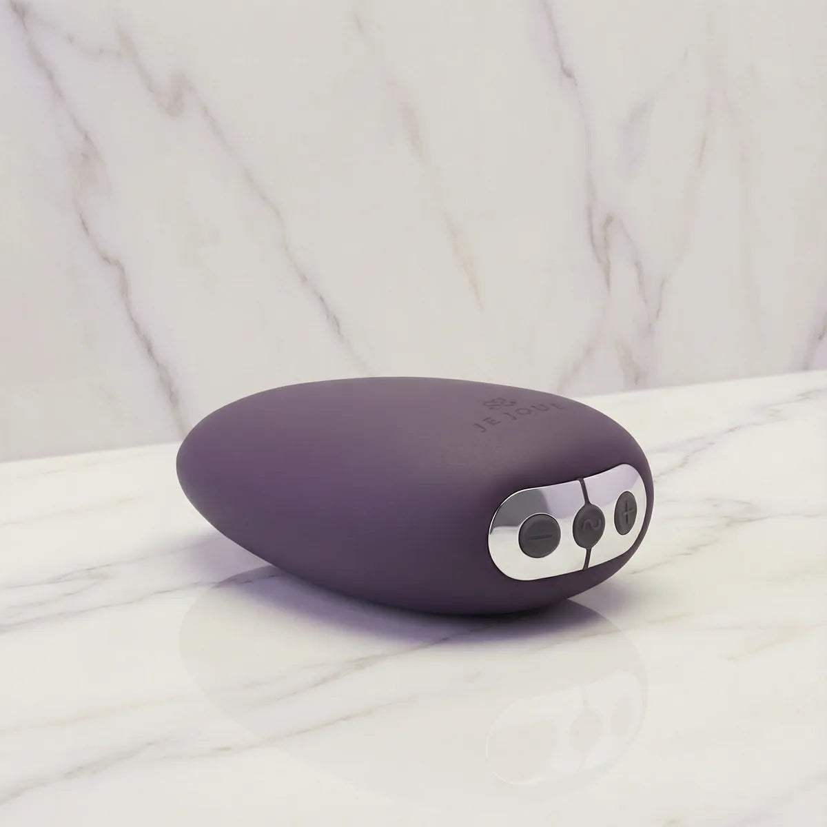 De Je Joue Mimi Soft Edition, een kleine oplegvibrator met breed kopje, op marmer
