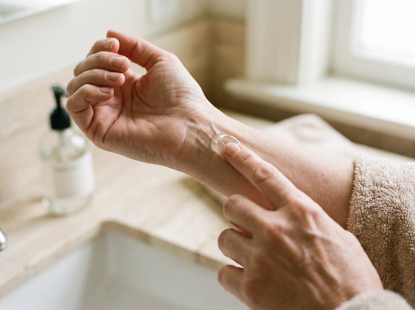 Sfeerbeeld: een vrouw test een druppel glijmiddel op de binnenkant van haar pols