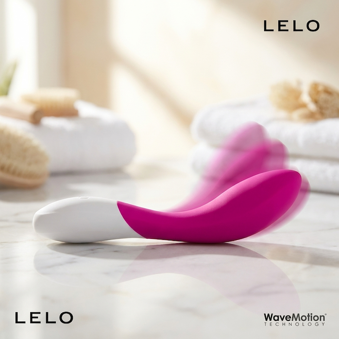 LELO Mona Wave, roze vibrator met gebogen tip, op een lichte badkamerplank