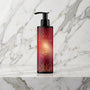 Fles BodyGliss Cherry Desire met zwarte pomp op een marmeren plank, massageolie en glijmiddel