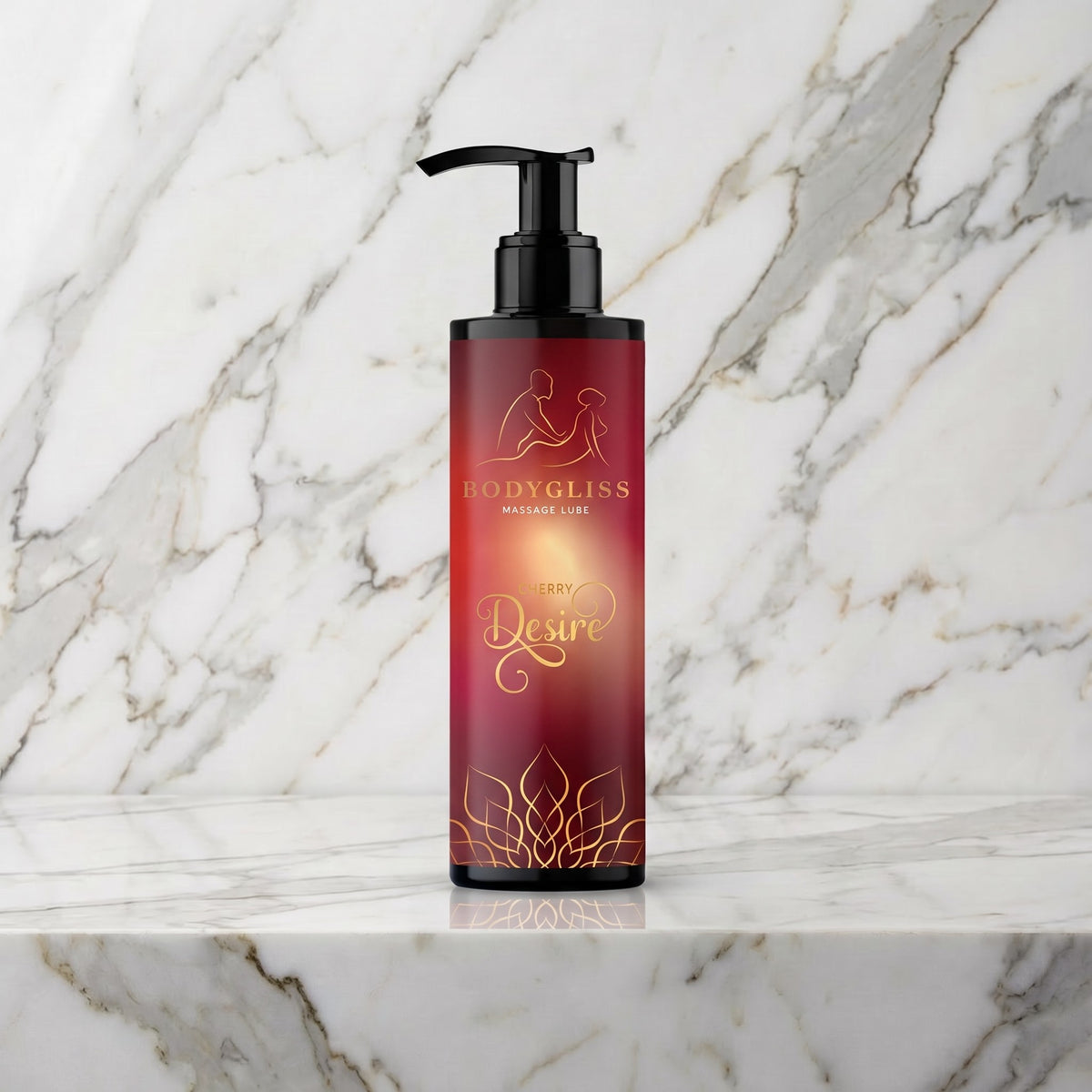 Fles BodyGliss Cherry Desire met zwarte pomp op een marmeren plank, massageolie en glijmiddel