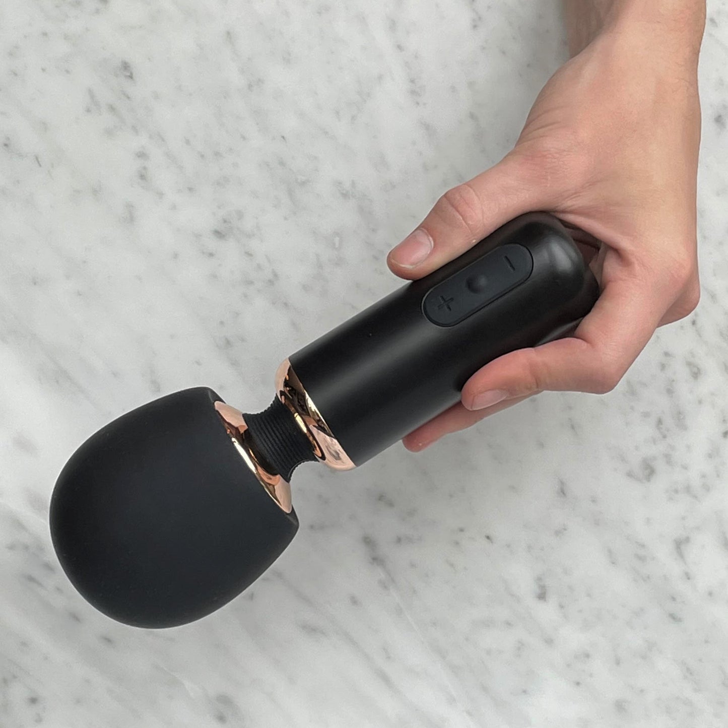 Wand Massager Bossy van De Paarse Keizerin op witte achtergrond, elegante vormgeving met krachtige motor