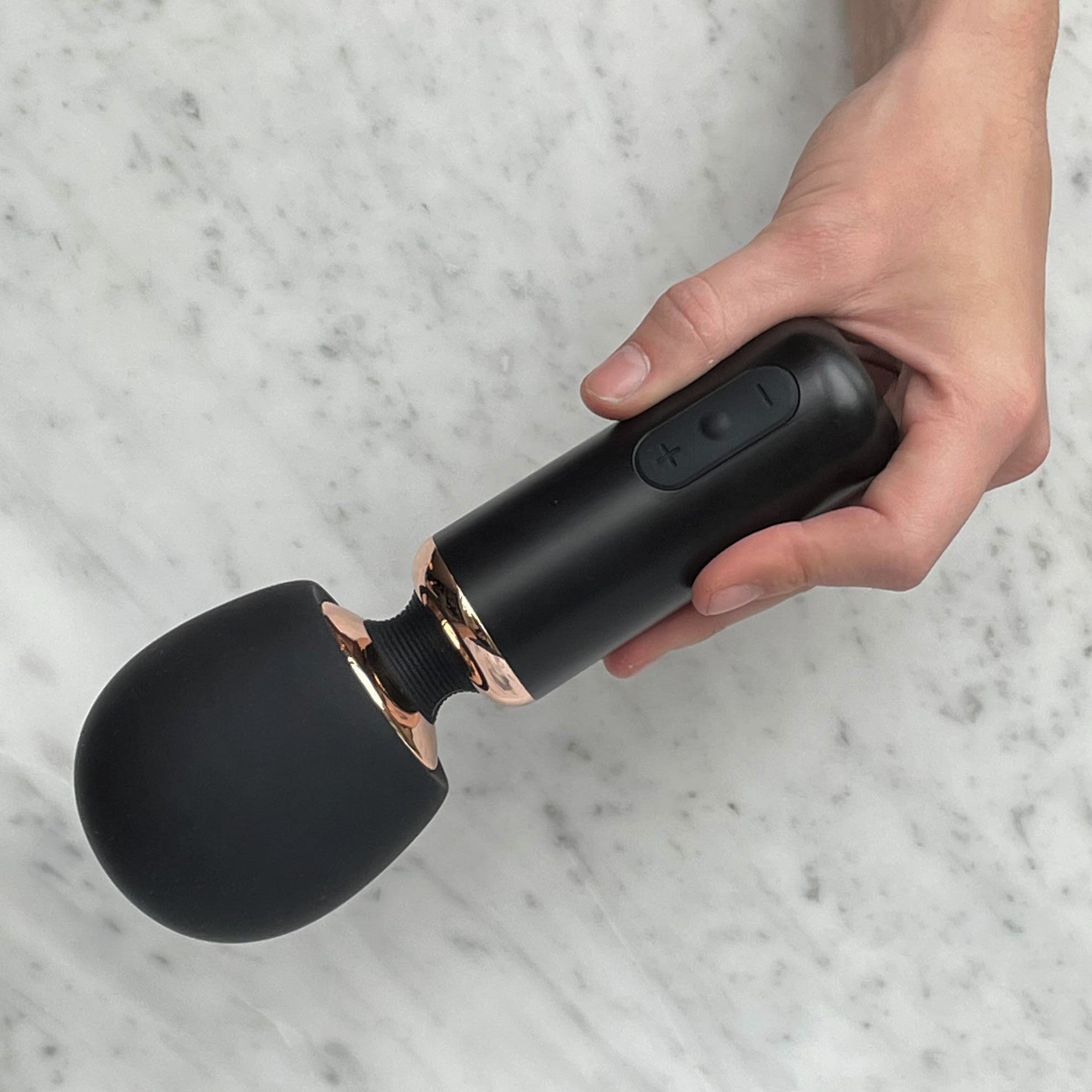 Bossy wandmassager in zwart met roségouden accenten en ronde massagekop