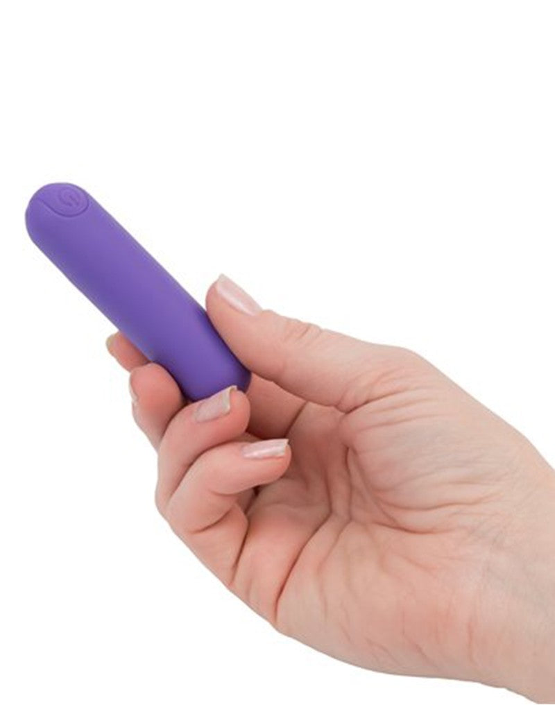 Paarse bullet vibrator van 7,6 cm in een hand, met de aan-uitknop aan de bovenkant
