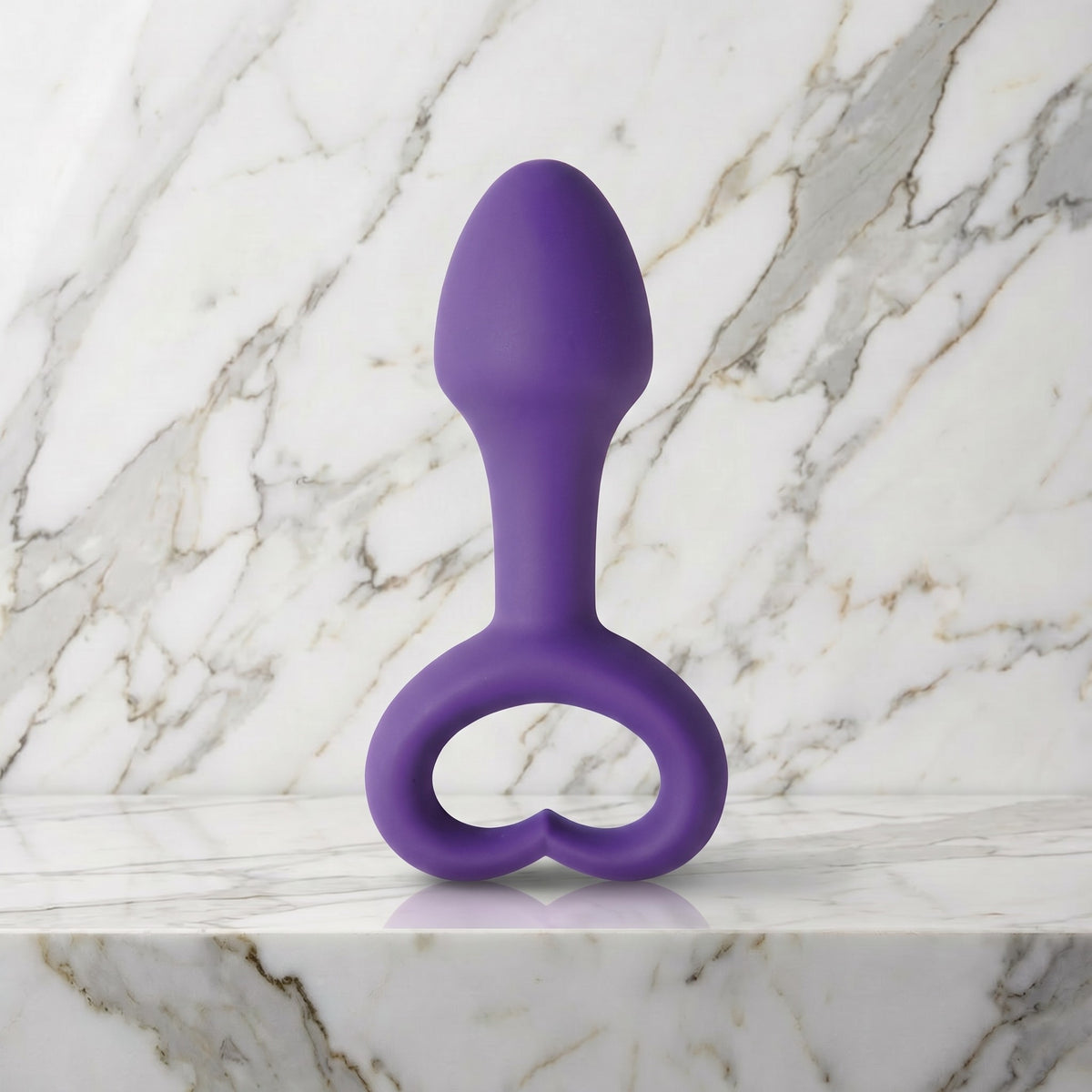 Paarse buttplug met hartje als voet op een marmeren plank, Lovelife Explore